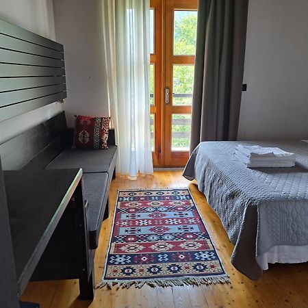 טת Villa Gjecaj Guesthouse And Restaurant מראה חיצוני תמונה