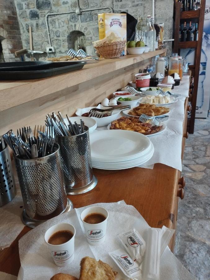 טת Villa Gjecaj Guesthouse And Restaurant מראה חיצוני תמונה