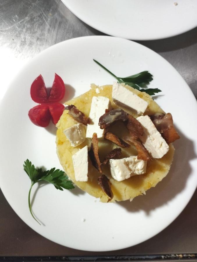 טת Villa Gjecaj Guesthouse And Restaurant מראה חיצוני תמונה
