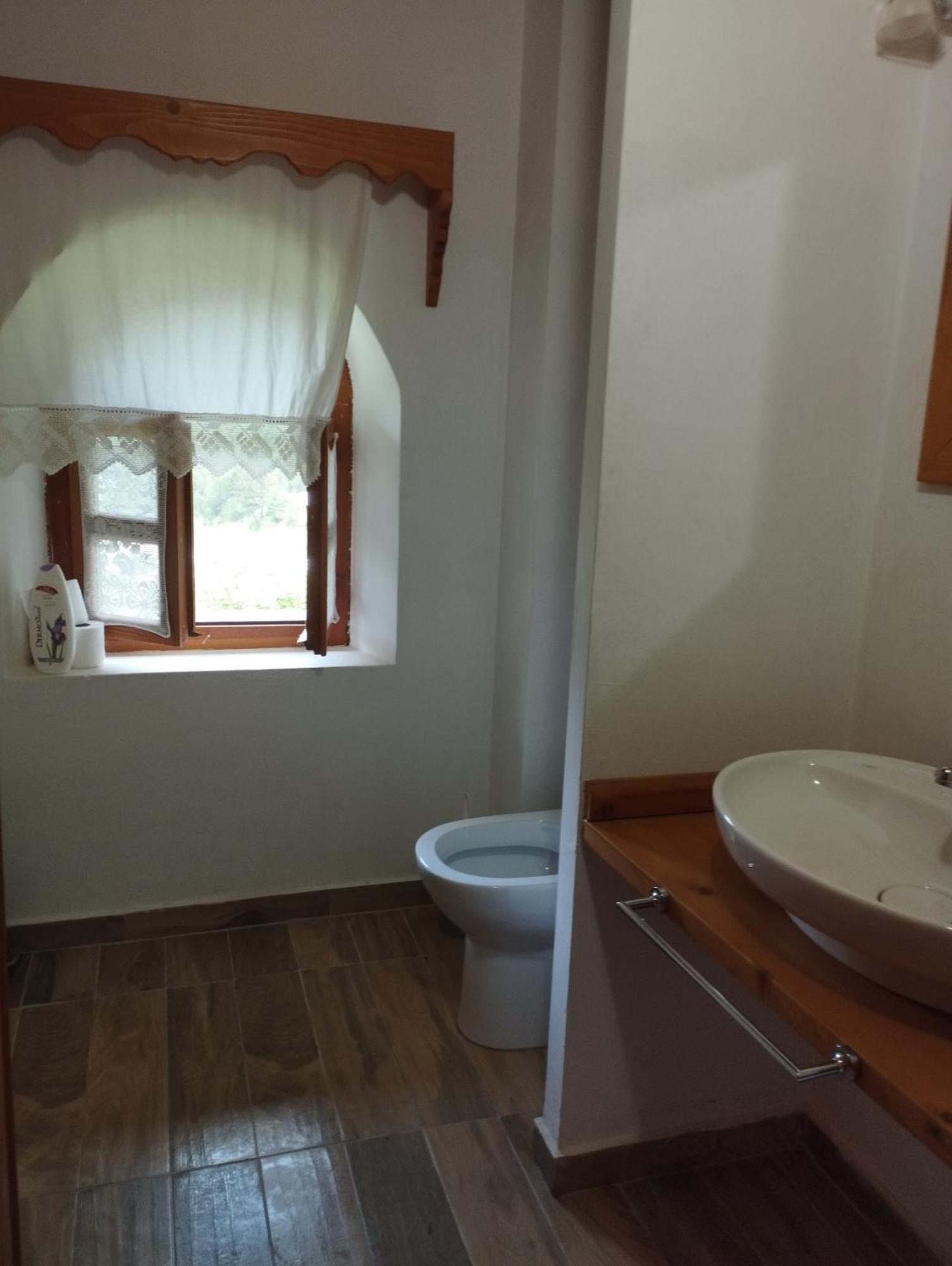 טת Villa Gjecaj Guesthouse And Restaurant מראה חיצוני תמונה